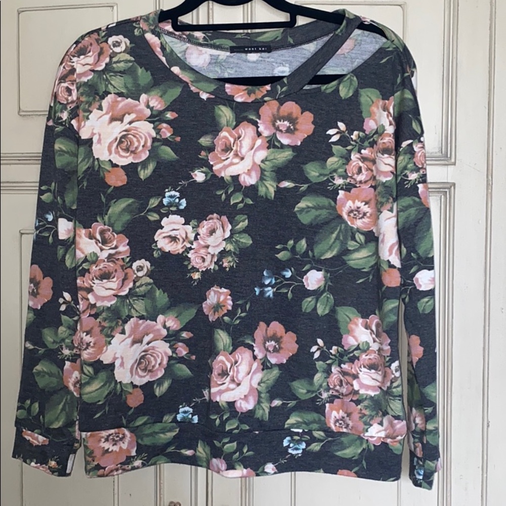 Lightweight floral sweatshirt with cut out.